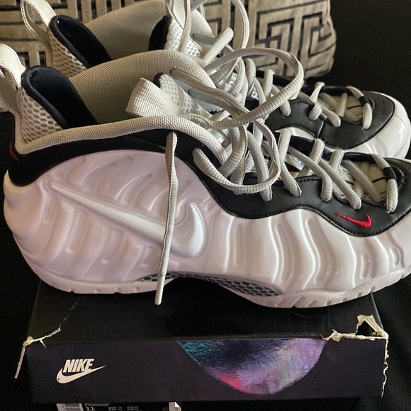 The Air Foamposite Pro 'Chrome White' delivers a neutral take on the retro - Picture 3 of 4